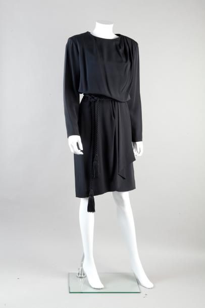 null Eric Bergère pour LANVIN circa 1991/1994

Robe en crêpe de soie noir, encolure...