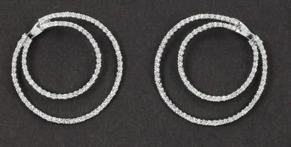 null Paire d'anneaux d'oreilles en or gris ornés chacun de diamants taillés en brillant.
P....