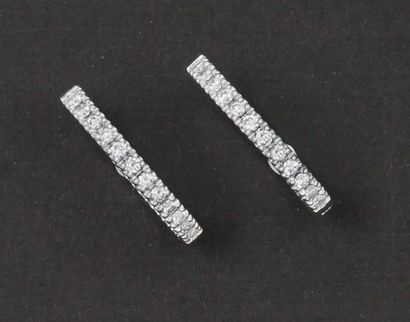 null Paire d'anneaux d'oreilles en or gris ornés chacun d'une ligne de diamants taillés...