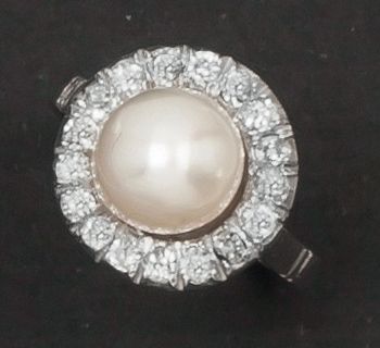 null Bague en or gris ciselé ornée d'une perle de culture entourée de diamants taillés...