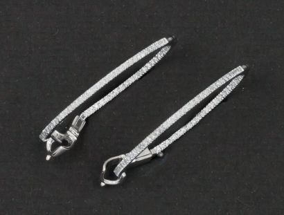 null Paire d'anneaux d'oreilles en or gris ornés de diamants taillés en brillant.
P....