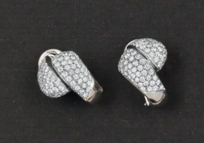 null Paire de boucles d'oreilles en or gris godronné ornées chacune de pavages de...