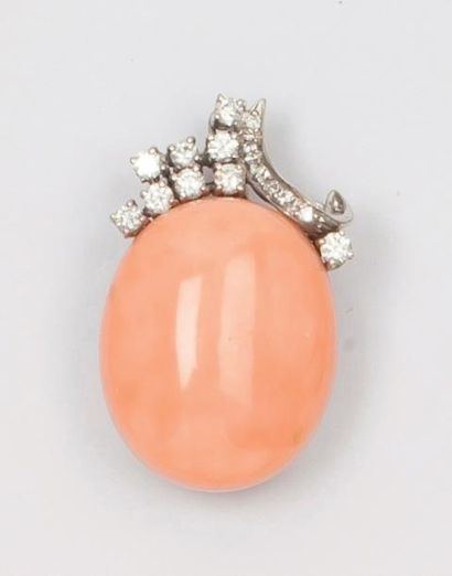 null Pendentif en or gris orné d'un cabochon de corail surmonté de diamants.
P. 10,9...