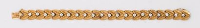 VAN CLEEF & ARPELS Bracelet articulé en or jaune guilloché orné de vingt diamants...