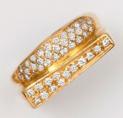 null Bague jonc en or jaune à décor géométrique sertie de diamants taillés en brillant.
Tour...