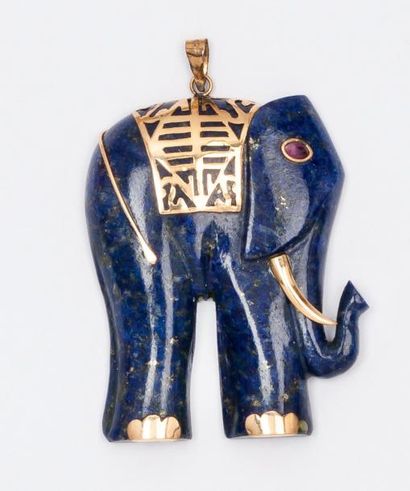 null Pendentif «Éléphant» en or jaune et lapis-lazuli.
P. 18,5 g.