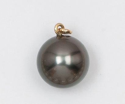 null Pendentif en or jaune orné d'une perle grise de Tahiti.
Diamètre de la perle:...