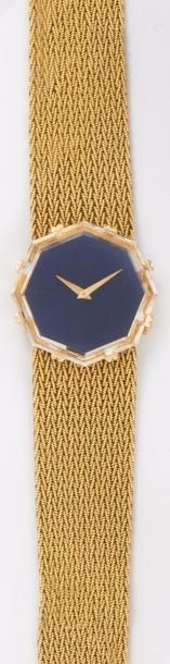 VACHERON CONSTANTIN Bracelet montre de dame en or jaune.
Cadran en lapis-lazuli....