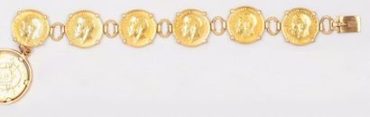 null Bracelet en or jaune orné de six souverains et d'une pièce de 50 francs, Napoléon...