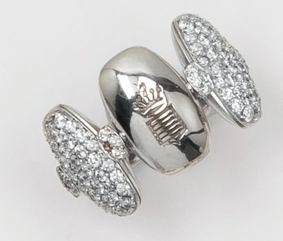 DE GRISOGONO Bague en or gris ornée de trois motifs mobiles sertis de diamants taillés...