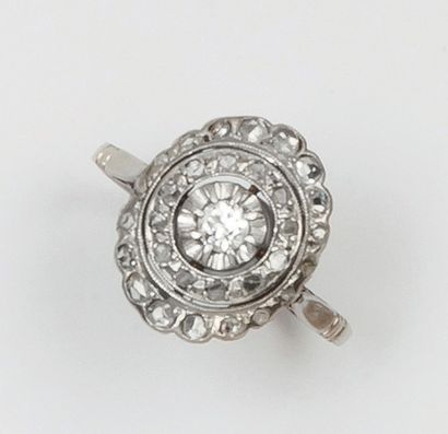 null Bague en or gris ciselé et ajouré ornée d'un diamant taillé en brillant dans...