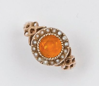 null Bague en or jaune ornée d'une citrine dans un entourage de demi-perles.
Tour...