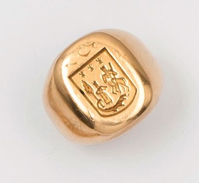 null Bague chevalière en or jaune ornée d'armoiries.
Tour de doigt: 46.
P. 10 g.