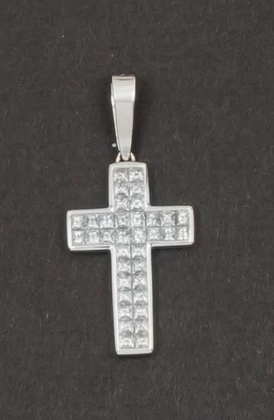 null Pendentif «Croix» en or gris orné de diamants taillés en brillant.
P. 2,8 g...