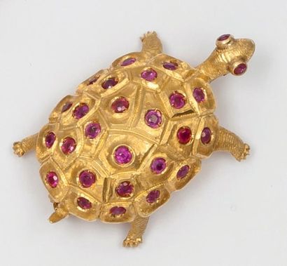 null Broche «Tortue» en or jaune ciselé, la carapace et les yeux ornés de rubis facettés.
P....