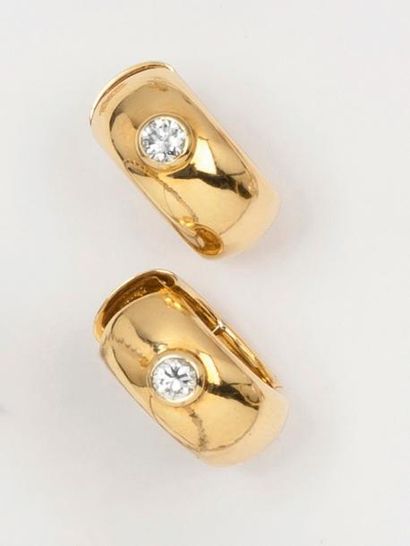 null Paire d’anneaux d’oreilles en or jaune ornés chacun d’un diamant taillé en brillant...