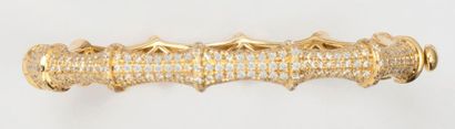 null Bracelet rigide ouvrant en or jaune godronné orné de pavages de diamants taillés...