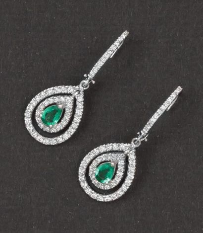 null Paire de pendants d’oreilles en or gris ornés chacun de diamants taillés en...