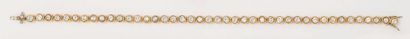 null Bracelet ligne en or jaune entièrement serti de diamants taillés en brillant
P. 14...
