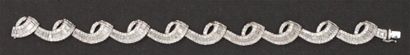 null Bracelet «Volutes» en or gris orné de diamants taillés en brillant, de diamants...