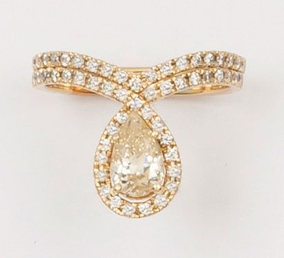 null Bague «Duchesse» en or jaune 14K ornée d’un diamant taillé en poire bordé de...