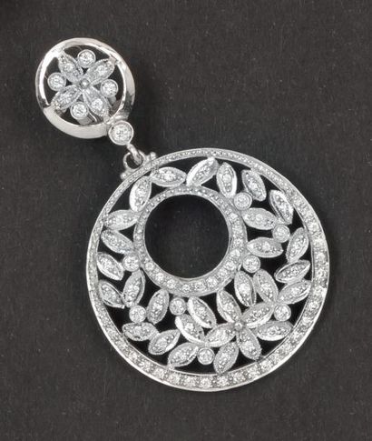 null Paire de pendants d’oreilles en or gris ajouré à décor floral ornés de diamants...