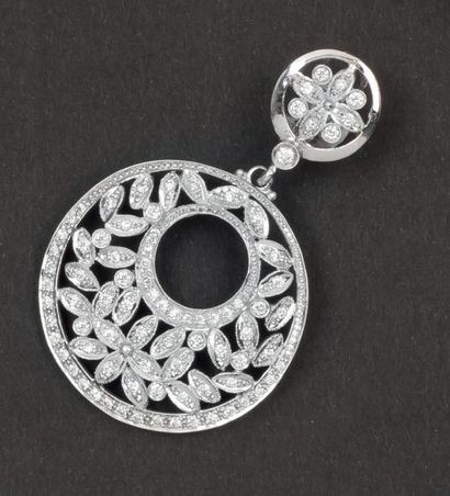 null Paire de pendants d’oreilles en or gris ajouré à décor floral ornés de diamants...