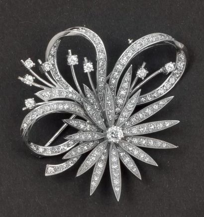 null Broche «Fleur» en or gris entièrement sertie de diamants taillés en brillant...
