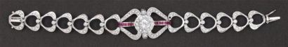 null Bracelet en or gris ajouré à décor géométrique entièrement serti de diamants...