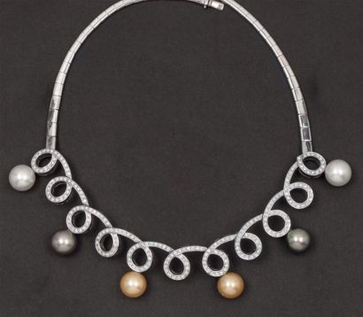 null Collier en or gris orné, au centre, de motifs «Volutes» sertis de diamants taillés...