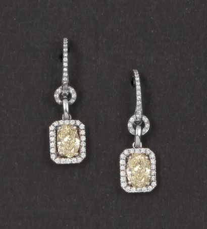 null Paire de pendants d’oreilles en or gris ornés chacun de diamants taillés en...