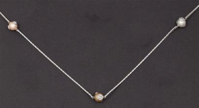 null Collier en or gris serti de diamants taillés en brillant orné de trois perles...