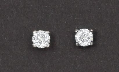 null Paire de boutons d’oreilles en or gris ornés chacun d’un diamant taillé en brillant.	

Poids...