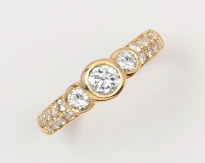 null Bague en or jaune ornée d’un diamant taillé en brillant en serti clos bordé...