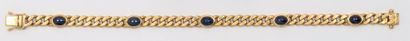 null Bracelet articulé en or jaune orné de cinq saphirs cabochons. Longueur: 19 cm
P. 25...