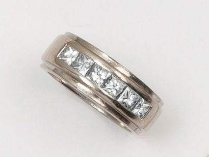 null Bague en or gris ornée d’une ligne de diamants princesse
Tour de doigt: 50
P. 9...