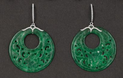 null Paire de pendants d’oreilles en or gris ornés chacun d’un disque de jade sculpté...