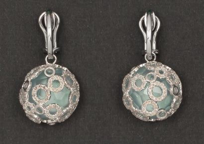 null Paire de pendants d’oreilles en or gris ornés chacun d’un cabochon de verre...