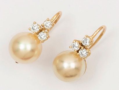 null Paire de pendants d’oreilles en or jaune ornés chacun de trois diamants taillés...