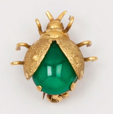 null Broche «Coccinelle» en or jaune et cabochon de chrysoprase. L’épingle en or...