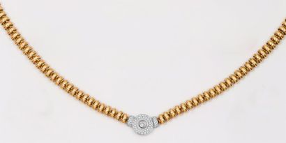 CHOPARD Collier en or jaune orné d’un motif en or gris pavé de diamants taillés en...