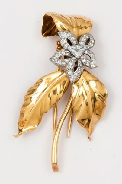 CARTIER Broche «Fleur» en or jaune ornée d’un motif central serti d’un diamant troïdia...