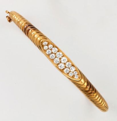 null Bracelet jonc en or jaune orné d’un pavage de diamants taillés en brillant
P. 21...