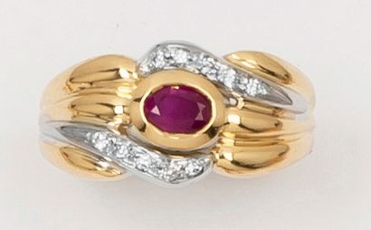 null Bague en or jaune et or gris godronnés et ajourés ornée d’un rubis ovale épaulé...