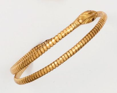 null Bracelet «Serpent» en or jaune ciselé. Les yeux sertis de pierres
P. 12,5g.