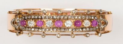 null Bracelet rigide ouvrant en or rose ajouré orné de diamants de taille ancienne...