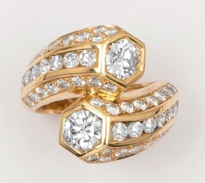 null Bague «Toi et Moi» en or jaune ornée de deux diamants taillés en brillant épaulés...