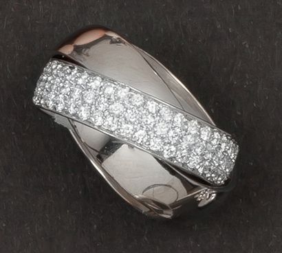 null Bague trois anneaux en or gris dont un serti de diamants taillés en brillant
Tour...