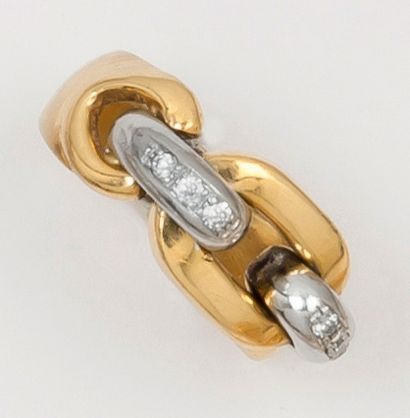 null Bague en or jaune et or gris à décor de «chaîne» sertie de diamants taillés...