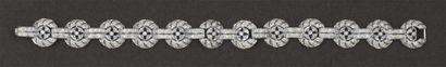 null Bracelet articulé en or gris ajouré à décor géométrique orné de diamants taillés...